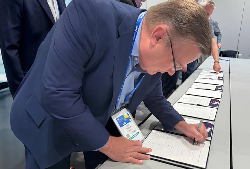 Ivanti CEO Jeff Abbott signing the pledge.